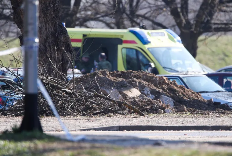Vojska i vatrogasci izvlače letjelicu koja je pala u Zagrebu