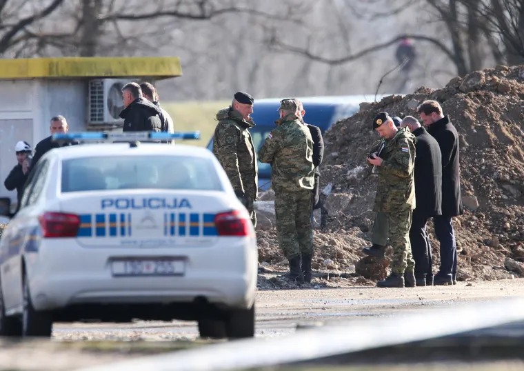 Vojska i vatrogasci izvlače letjelicu koja je pala u Zagrebu