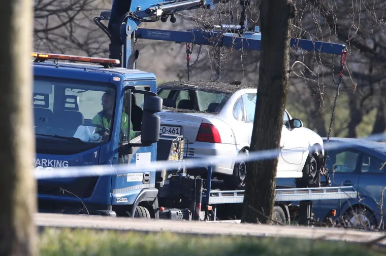 Vojska i vatrogasci izvlače letjelicu koja je pala u Zagrebu