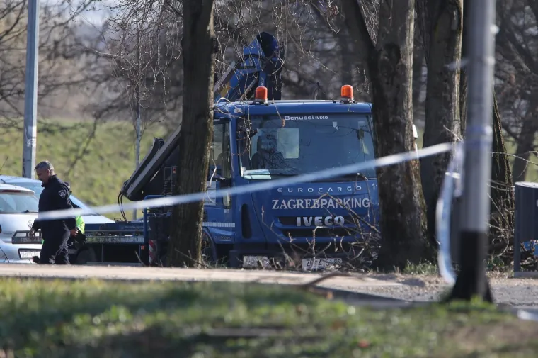 Vojska i vatrogasci izvlače letjelicu koja je pala u Zagrebu