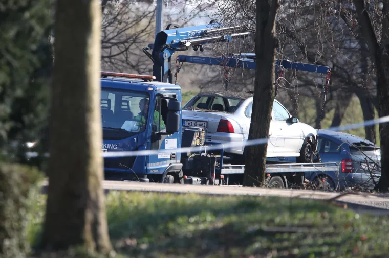 Vojska i vatrogasci izvlače letjelicu koja je pala u Zagrebu