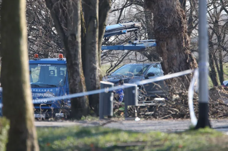 Vojska i vatrogasci izvlače letjelicu koja je pala u Zagrebu