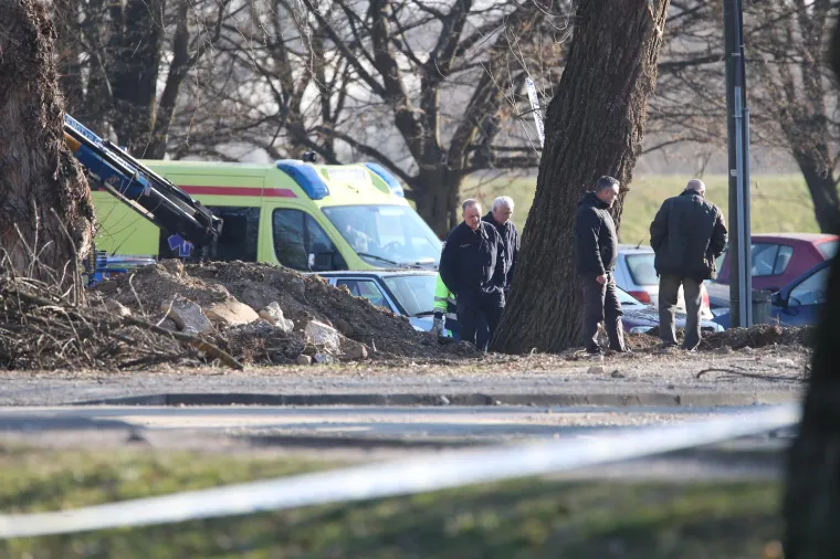 Vojska i vatrogasci izvlače letjelicu koja je pala u Zagrebu