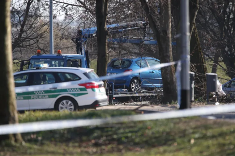 Vojska i vatrogasci izvlače letjelicu koja je pala u Zagrebu