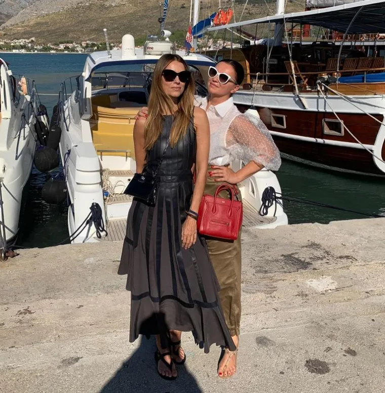 Pjevačica Nina Badrić je bliska prijateljica s Aleksandrom i bila je čest gost na njezinoj i suprugovoj jahti. 