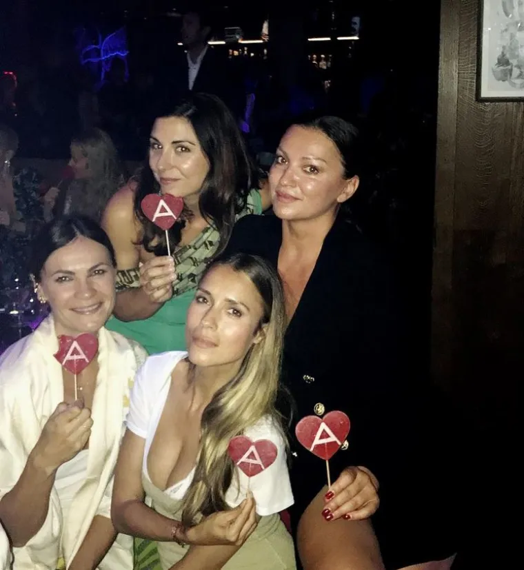 Nina se s Aleksandrom družila i partijala na Ibizi. Aleksandra je Ninina jako draga prijateljica kojoj svake godine čestita rođendan putem objave na Instagramu.