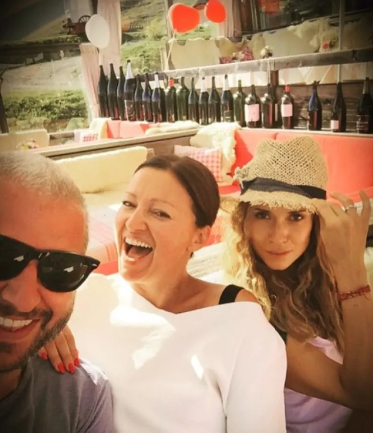 Aleksandra i Andrej su dobri prijatelji s nizom zvijezda među kojima su i bivši par Ashton Kutcher i Demi Moore, uz Ninu Badrić. Nina je svake godine gost na njihovoj luksuznoj jahti, što je najbolji dokaz tome koliko su bliske.