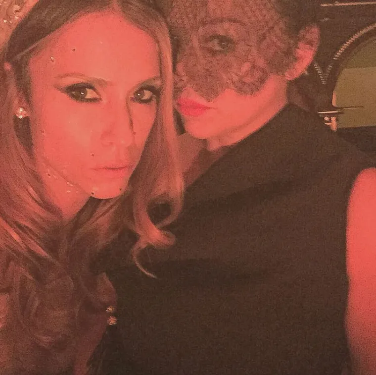 Poznato je i da je na Aleksandrinom 30. rođendanu pjevala Jennifer Lopez. Strani mediji su pisali da je pjevačica za nastup dobila dva milijuna dolara.