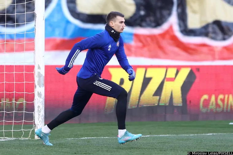 Pogledajte zagrijavanje Hajdukovih i Dinamovih igrača na prepunom Poljudu: Livaković doživio nezgodu