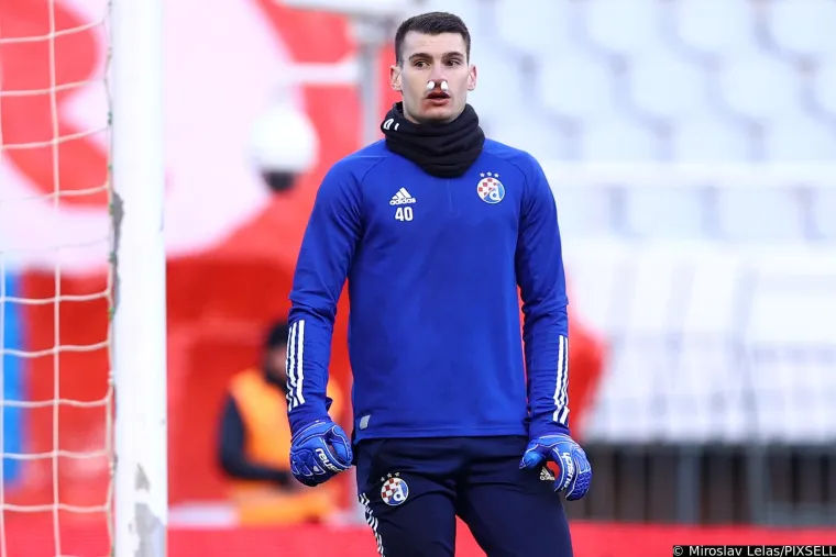 Pogledajte zagrijavanje Hajdukovih i Dinamovih igrača na prepunom Poljudu: Livaković doživio nezgodu