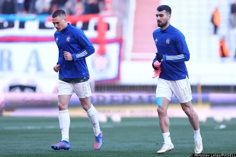 Pogledajte zagrijavanje Hajdukovih i Dinamovih igrača na prepunom Poljudu: Livaković doživio nezgodu