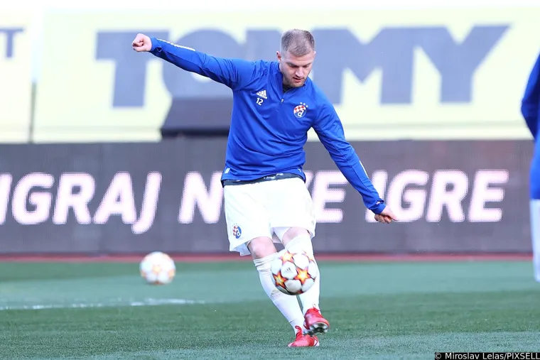 Pogledajte zagrijavanje Hajdukovih i Dinamovih igrača na prepunom Poljudu: Livaković doživio nezgodu