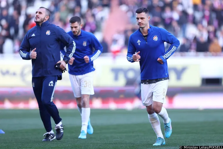 Pogledajte zagrijavanje Hajdukovih i Dinamovih igrača na prepunom Poljudu: Livaković doživio nezgodu