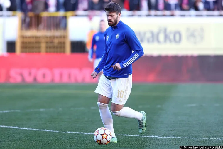 Pogledajte zagrijavanje Hajdukovih i Dinamovih igrača na prepunom Poljudu: Livaković doživio nezgodu