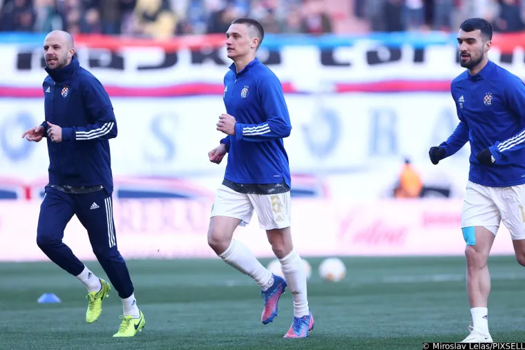 Pogledajte zagrijavanje Hajdukovih i Dinamovih igrača na prepunom Poljudu: Livaković doživio nezgodu