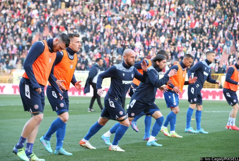 Pogledajte zagrijavanje Hajdukovih i Dinamovih igrača na prepunom Poljudu: Livaković doživio nezgodu