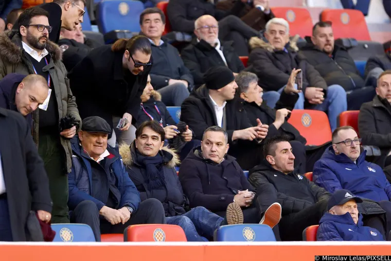 U subotu od 18 sati na rasprodanom Poljudu sastaju se Hajduk i Dinamo u sklopu jo&scaron; jednog u nizu najvećih hrvatskih derbija. Bit će ovo drugi put da se sastaju Hajduk i Dinamo u ovoj sezoni. U prvom susretu slavili su Splićani s 2:0 na Maksimiru. Prije same utakmice do&scaron;lo je do incidenta. U Splitu je kamenovan autobus s navijačima Dinama, a potom i igračima zagrebačkog kluba pri dolasku na stadion.
Na loži na Poljudu prona&scaron;la su se brojna poznata imena poput Zlatka Dalića, Slavena Bilića i prvog čovjeka HNS-a Marijana Kustića.