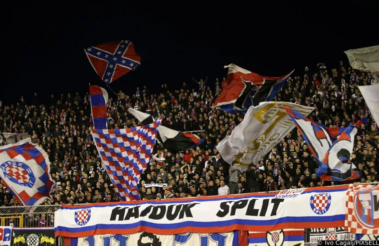 U subotu od 18 sati na rasprodanom Poljudu sastali su se Hajduk i Dinamo u sklopu još jednog u nizu najvećih hrvatskih derbija. Prije same utakmice došlo je do incidenta. U Splitu je kamenovan autobus s navijačima Dinama, a potom i igračima zagrebačkog kluba pri dolasku na stadion.
Skandalozno ponašanje preselio se i na sami teren koji će klub sigurno koštati financijski, a vrlo vjerojatno i zatvaranjem Poljuda na jednu utakmicu. Kako se čini, Bijeli će opet morati plaćati kaznu jer su njihovi navijači na utakmici palili baklje na tribinama. U problemima bi mogli biti i Dinamovi navijači koji su također palili baklje.