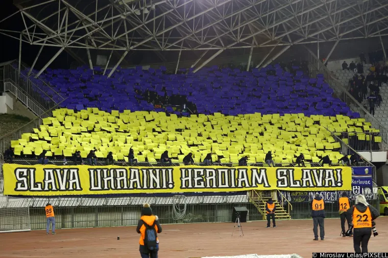 U subotu od 18 sati na rasprodanom Poljudu sastali su se Hajduk i Dinamo u sklopu jo&scaron; jednog u nizu najvećih hrvatskih derbija. Prije same utakmice do&scaron;lo je do incidenta. U Splitu je kamenovan autobus s navijačima Dinama, a potom i igračima zagrebačkog kluba pri dolasku na stadion.
Ti ružni incidenti nisu spriječili Torcidu da odmah na početku derbija izvede predivnu i atraktivnu koreografiju na kojoj je velikim slovima ispisano 'Torcida' u crvenim i plavim bojama. Kasnije su i Dinamovi navijači napravili svoju koreografiju gdje su u žutim i plavim bojama dali podr&scaron;ku Ukrajini u ratu koji se događa zbog ruske invazije. Nakon toga im je cijeli Poljud zapljeskao.