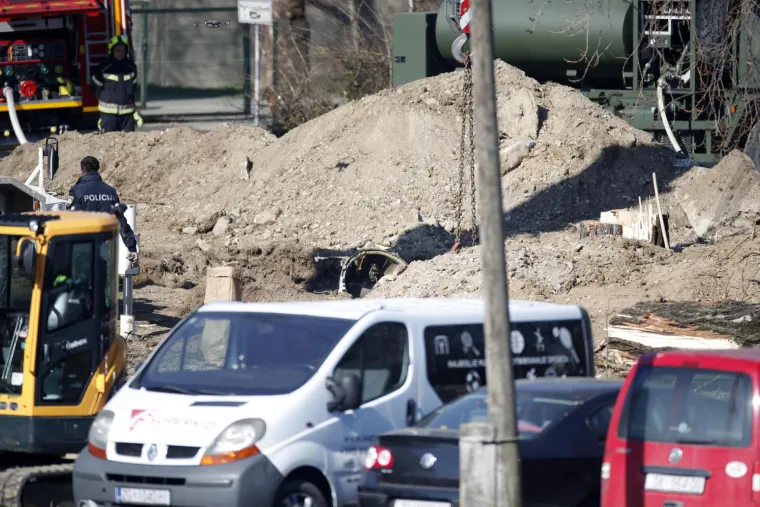 Pogledajte galeriju slika kako izvlače ostatke drona koji se sru&scaron;io kraj studentskog doma u Zagrebu