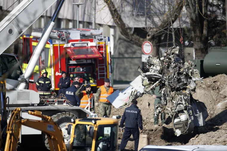 Pogledajte galeriju slika kako izvlače ostatke drona koji se sru&scaron;io kraj studentskog doma u Zagrebu