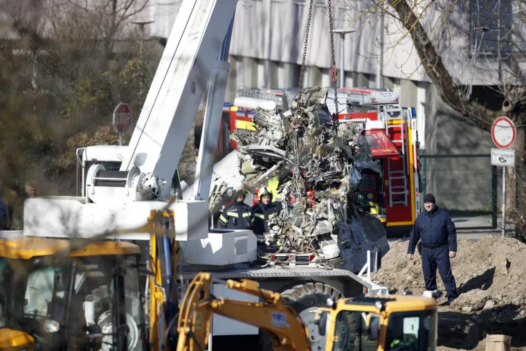 Pogledajte galeriju slika kako izvlače ostatke drona koji se sru&scaron;io kraj studentskog doma u Zagrebu