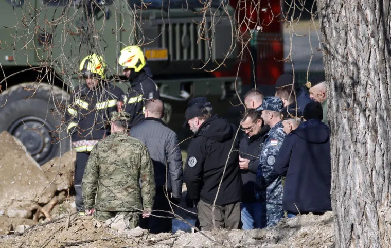 Pogledajte galeriju slika kako izvlače ostatke drona koji se sru&scaron;io kraj studentskog doma u Zagrebu