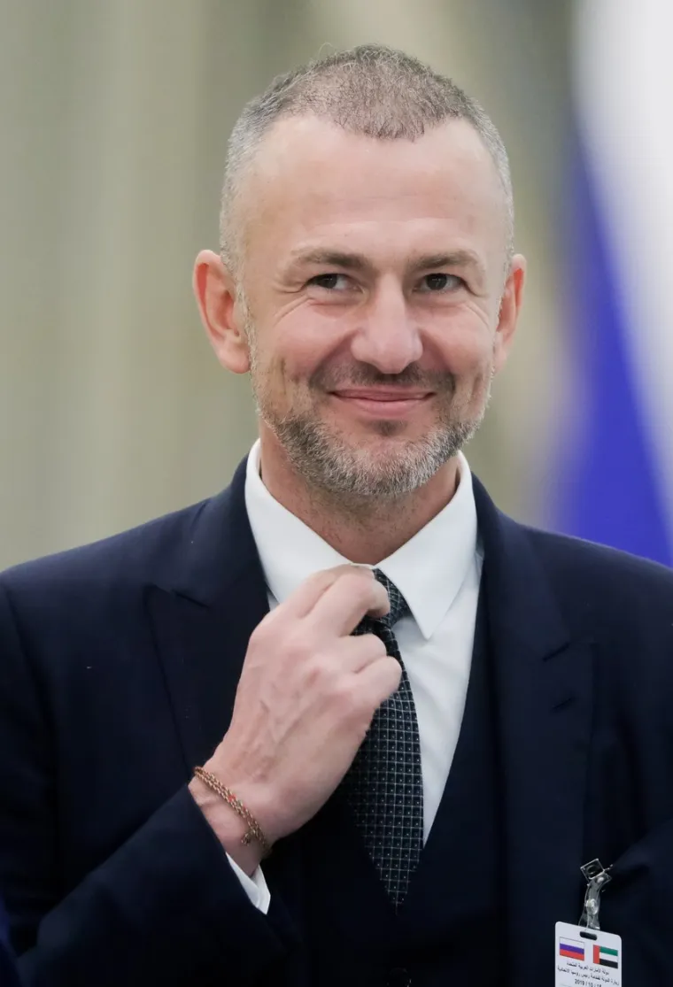 Bračni par Meljničenko zabave najčešće priređuje na svojim jahtama, na zaplijenjenoj superjahti A i manjoj jahti pod istim imenom. 
