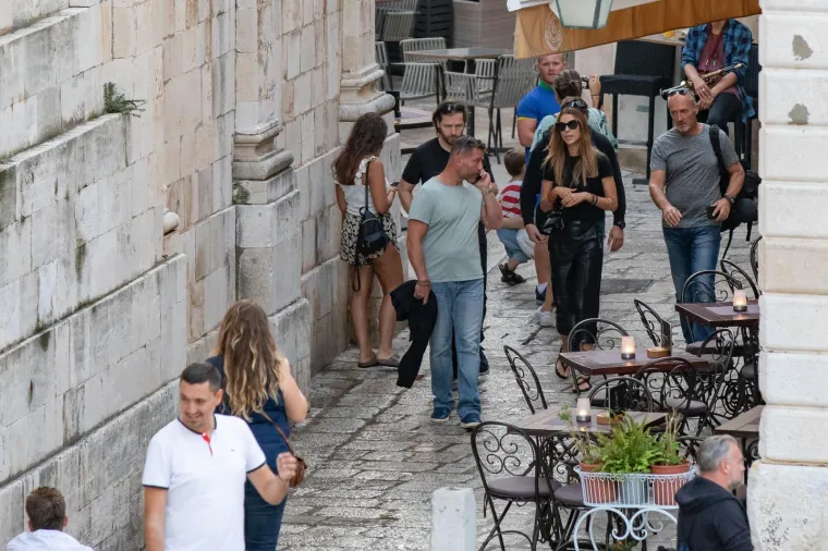 Aleksandra Meljničenko, bivša srpska pjevačica i manekenka, i njezin muž, ruski oligarh Andrej Meljničenko, su ovih dana u središtu pažnje jer je ruski oligarh na udaru sankcija.