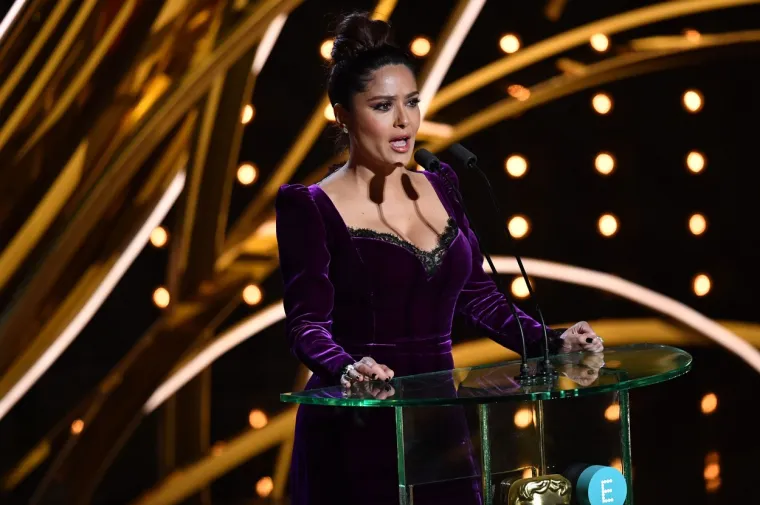 Haljina izgubila bitku s oblinama Salme Hayek: Prorez na nozi otišao 'do neba', a i poprsje umalo eksplodiralo