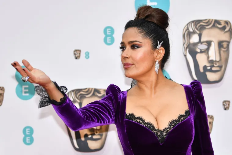 Haljina izgubila bitku s oblinama Salme Hayek: Prorez na nozi otišao 'do neba', a i poprsje umalo eksplodiralo