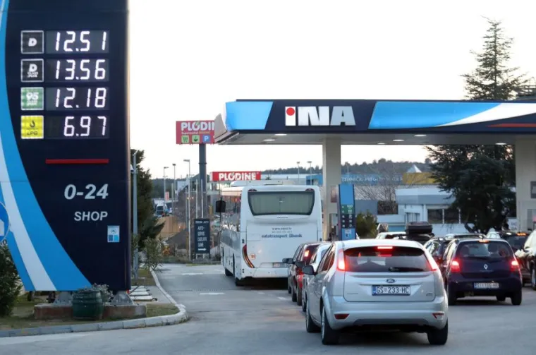 Kako je u ponedjeljak popodne neslužbeno objavio portal cijenegoriva.info, od utorka će prosječni spremnik benzina biti skuplji za 41 kunu, dizela za čak 70 kuna, a LPG-a za 9 kuna.