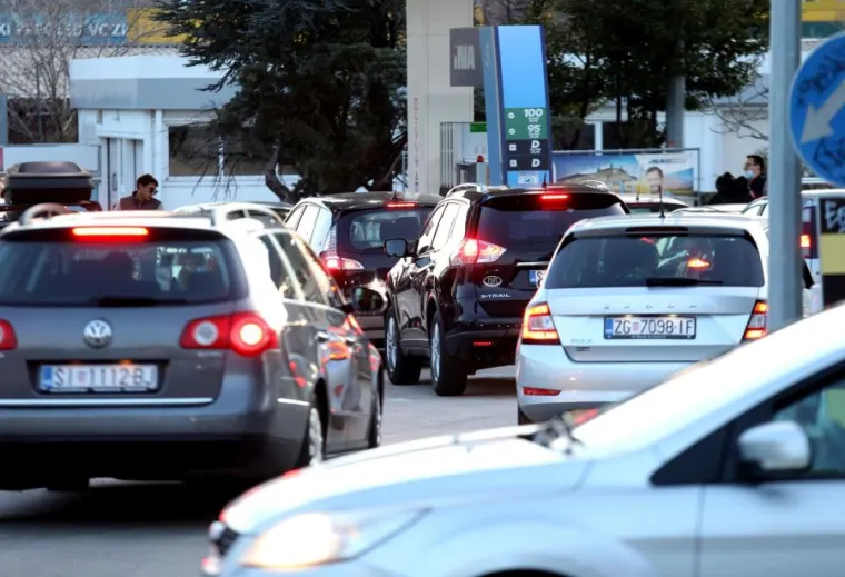 Neslužbeno, litra eurodizela od ponoći će biti skuplja za 1,4 kunu, a eurosupera za 82 lipe.