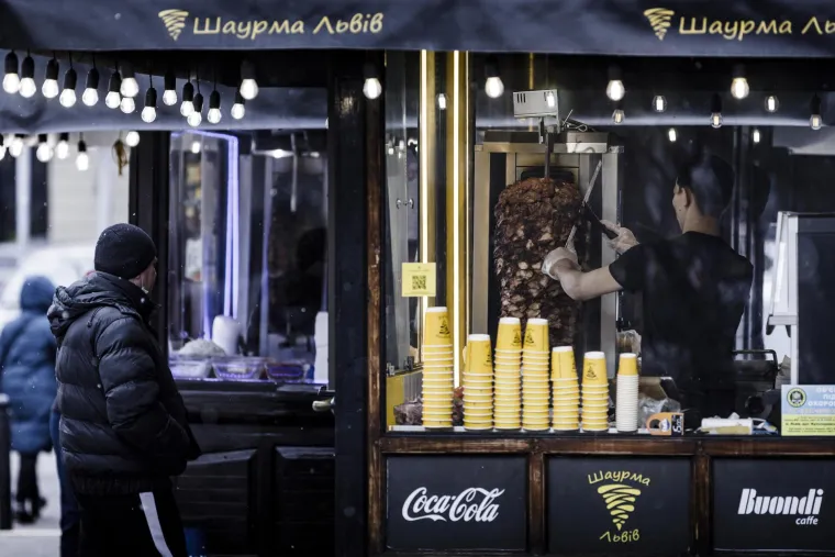 Ovako danas izgleda Lavov. Grad s tisućama izbjeglica, vojnici na ulicama, ali i otvoreni kafići