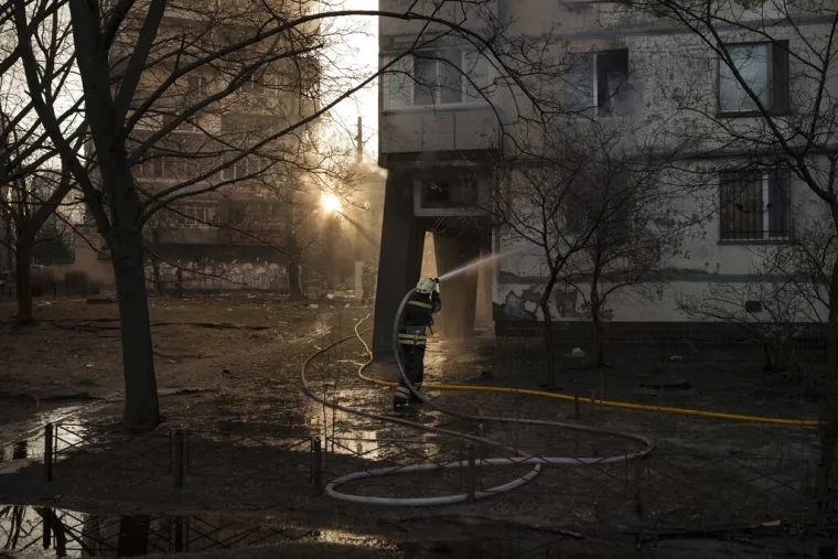 Kijev je u plamenu, ljudi spa&scaron;avaju živote iz gorućih nebodera! Najmanje je četvero poginulih