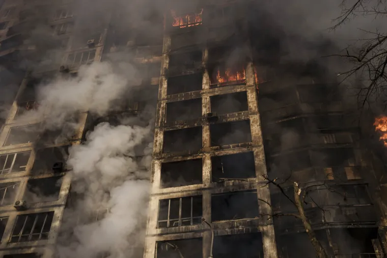Kijev je u plamenu, ljudi spa&scaron;avaju živote iz gorućih nebodera! Najmanje je četvero poginulih