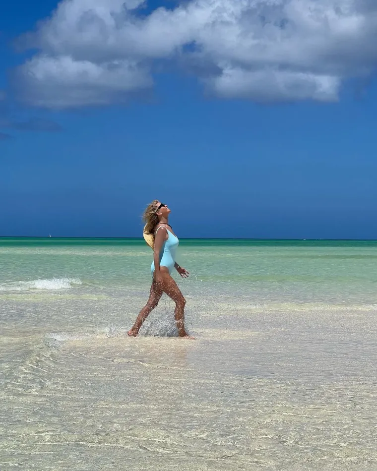 Lavinu komentara na temelju seksi izgleda privukla je upravo ova fotografija glumice koja šeta plažom u plavom kupaćem kostimu, ispod ove fotografije na Instagramu je napisala: &quot;Zahvalna&quot;. &quot;Wow, izgledaš nevjerojatno!&quot;, &quot;Bez mane&quot;, &quot;Kraljica kupaćih kostima&quot;, &quot;Savršena si&quot;, &quot;Prekrasna žena&quot;, samo su neki od komentara na njezinu seksi liniju.