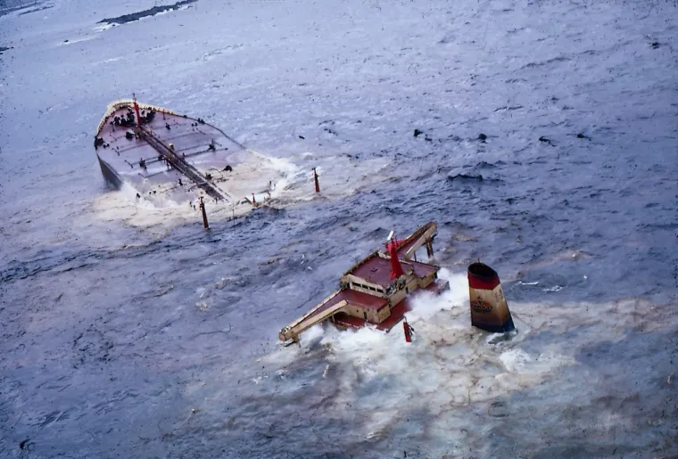 Tanker koji nije bio toliko star, ali je bio loše održavan, prevozio je sirovu naftu iz Perzijskog zaljeva u Rotterdam, kada mu se pokvario kormilarski uređaj. Nakon pregovora s njemačkim tegljačem i neuspješnih pokušaja da ga se otegli, Amoco Cadiz se kasno navečer nasukao samo dva kilometra od Portsalla.