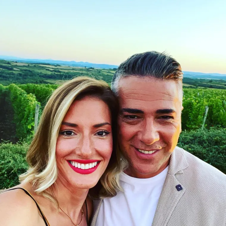 Jovana i Željko Joksimović upoznali su se 2008. kada su zajedno trebali voditi Euroviziju, a par se vjenčao 2012. &quot;Za harmoničan odnos je potrebno da muž svakog dana svira harmoniku. Život treba živjeti punim plućima, a to je nešto što se i Jovana i ja trudimo raditi svakog dana. Mi smo prije svega tim. Nisam vjerovao da ćemo biti takav tim, ali sam zahvalan Bogu što sam upoznao ovakvu ženu&quot;, rekao je jednom prilikom pjevač za Express.ba, a njegova je supruga dodala: &quot;Dogodi vam se u početku neka kemija koja je veća ili manja, kod nas je bila veća. Ako ta kemija odlukom nas dvoje ne preraste u nešto dobro, ne možemo opstati duže od šest mjeseci. Nas dvoje smo, osim velike zaljubljenosti, kasnije ljubavi, odlučili da ćemo život provesti zajedno&quot;.