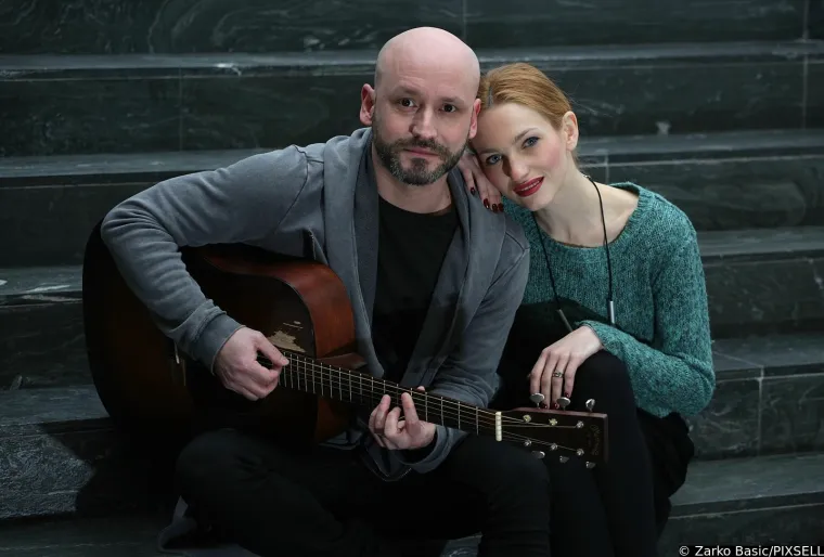 Antonia i Aljoša Šerić vjenčali su se 2014., a prošle godine su dobili i drugu kćerkicu. Ovaj par se upoznao putem glazbe, Aljoša je tražio ženskog vokala za bend, Antonia je došla i pomela svu konkurenciju božanstvenim glasom. &quot;Svaka ljubav ima neki rok trajanja, dulji ili kraći. Ja ipak vjerujem na neodređen rok trajanja. Sad mi je samo taj Aljoša stalno iznova na pameti, toliko o zaljubljivosti&quot;, rekla je Splićanka za svog 13 godina starijeg supruga.