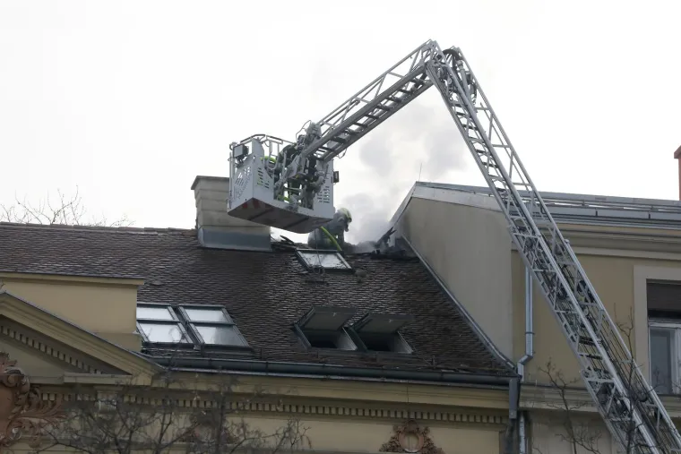 Požar u centru Zagreba u zgradi na Tomislavovom trgu. Vatrogasci su na terenu