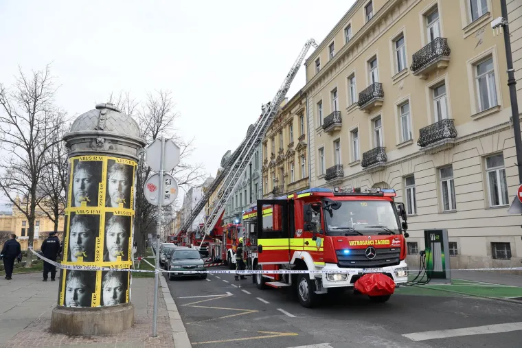 Požar u centru Zagreba u zgradi na Tomislavovom trgu. Vatrogasci su na terenu