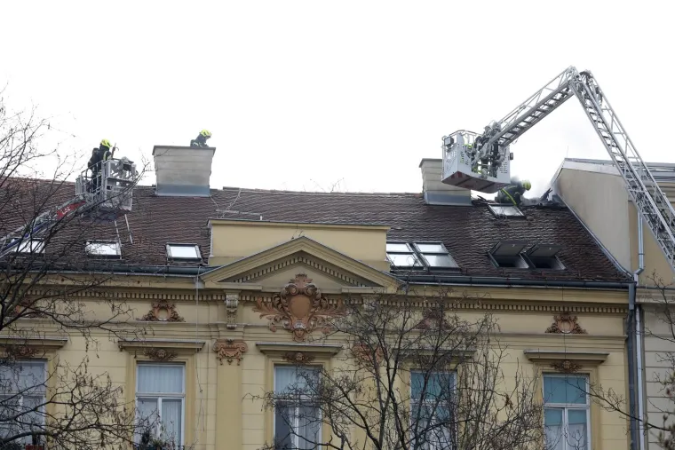Požar u centru Zagreba u zgradi na Tomislavovom trgu. Vatrogasci su na terenu