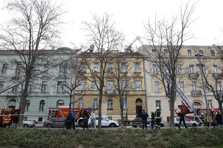 Požar u centru Zagreba u zgradi na Tomislavovom trgu. Vatrogasci su na terenu