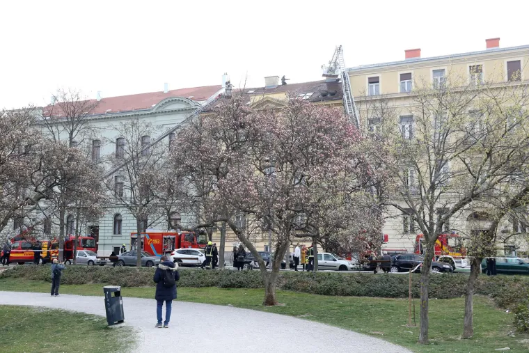 Požar u centru Zagreba u zgradi na Tomislavovom trgu. Vatrogasci su na terenu