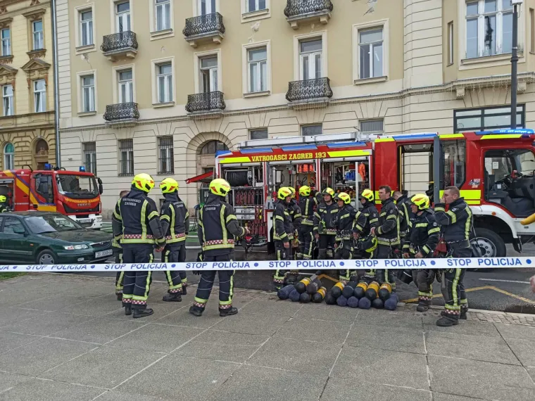 Požar u centru Zagreba u zgradi na Tomislavovom trgu. Vatrogasci su na terenu