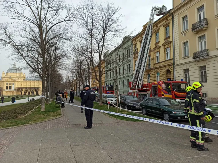 Požar u centru Zagreba u zgradi na Tomislavovom trgu. Vatrogasci su na terenu