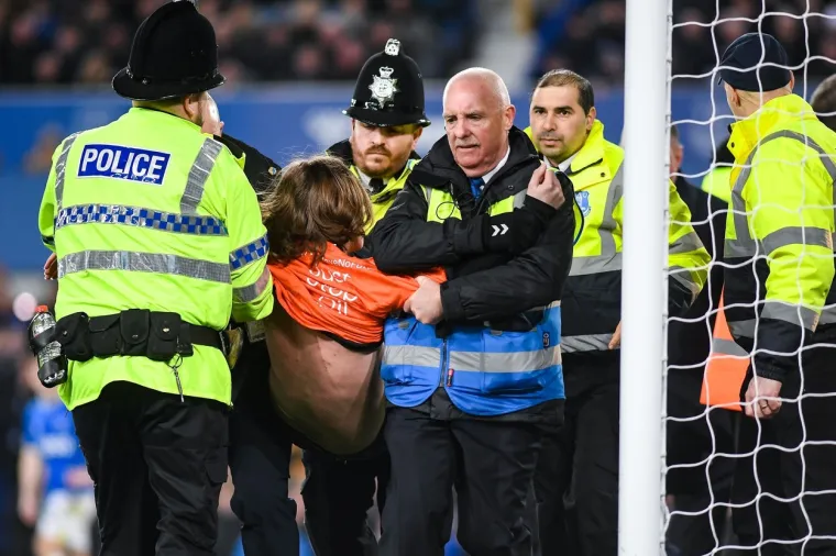 Prosvjednik na utakmici Newcastlea i Evertona