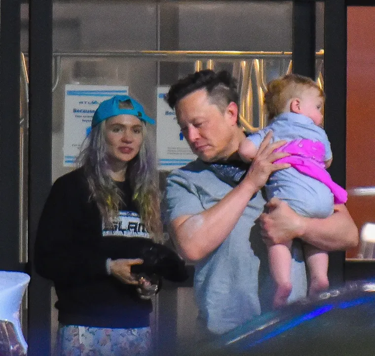 Elon Musk i Grimes imaju dvoje djece, X Æ A-Xii i Exa Dark Sideræl. Osim čudnih imena za djecu, Grimes je također odlučila promijeniti svoje ime u &quot;c&quot;. Grimes je jednom prilikom objavila na Twitteru da je promijenila ime iz Claire u &quot;c&quot; 2018. Čini se da je umjetnica provodila previše vremena sa svojim partnerom Elonom Muskom jer je odlučila promijeniti svoje službeno ime nakon što je razmotrila njegovo značenje u svijetu znanosti.