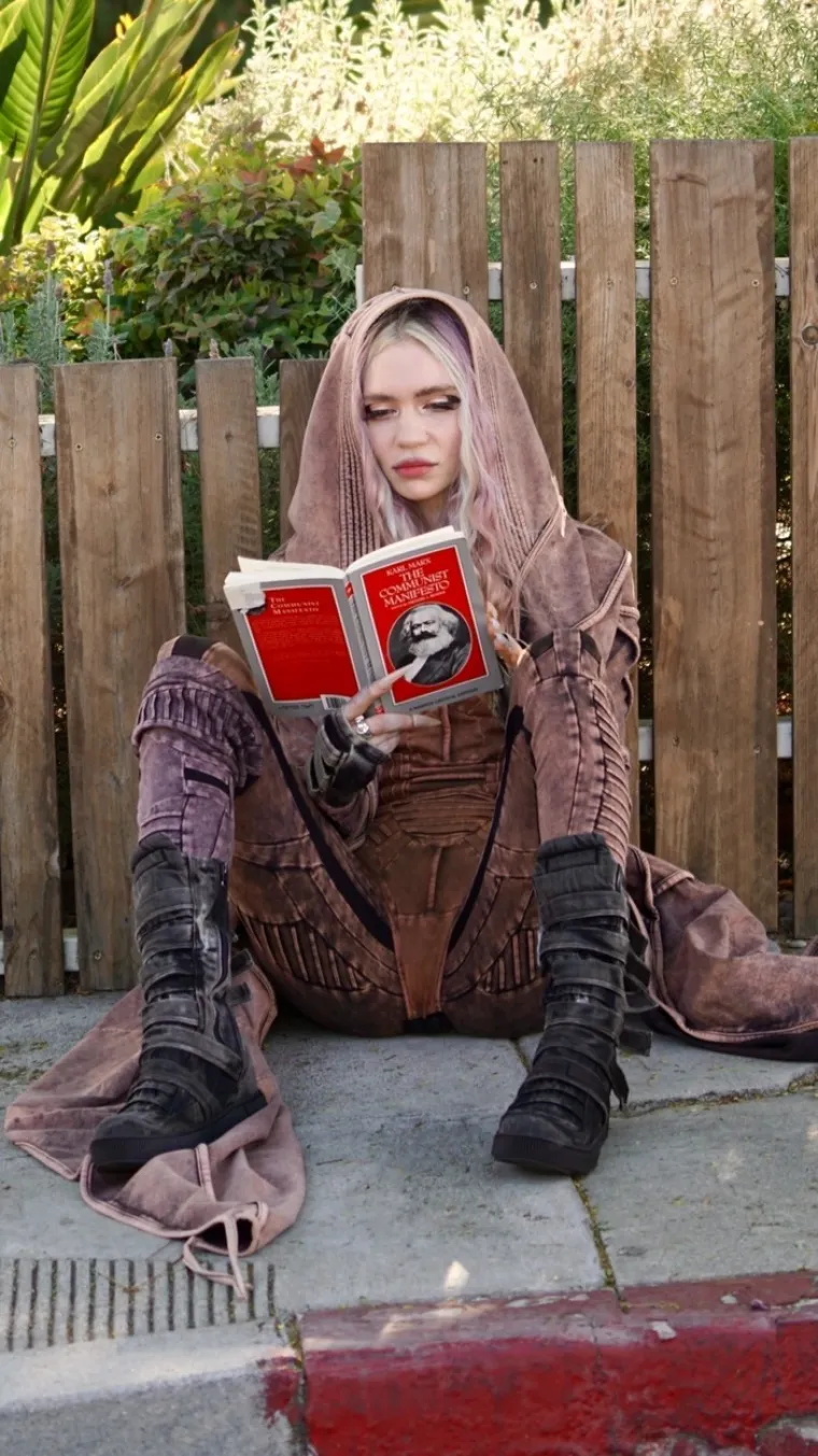 U prošlosti je Grimes izjavila da je bila žrtva intenzivnog zlostavljanja. Pjevačicu su navodno zadirkivali zbog čudnih zvukova koje je proizvodila te su je ismijavali zbog druženja s gotičarima i drugim subkulturama. Grimes je tada izjavila da je svakodnevno trpjela mentalna i fizička maltretiranja.